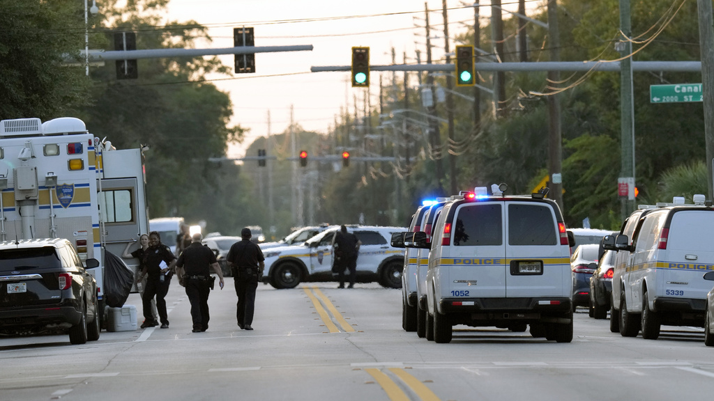 Agentes de la ley investigan la escena de un tiroteo masivo en una tienda de Florida | Agencia AP