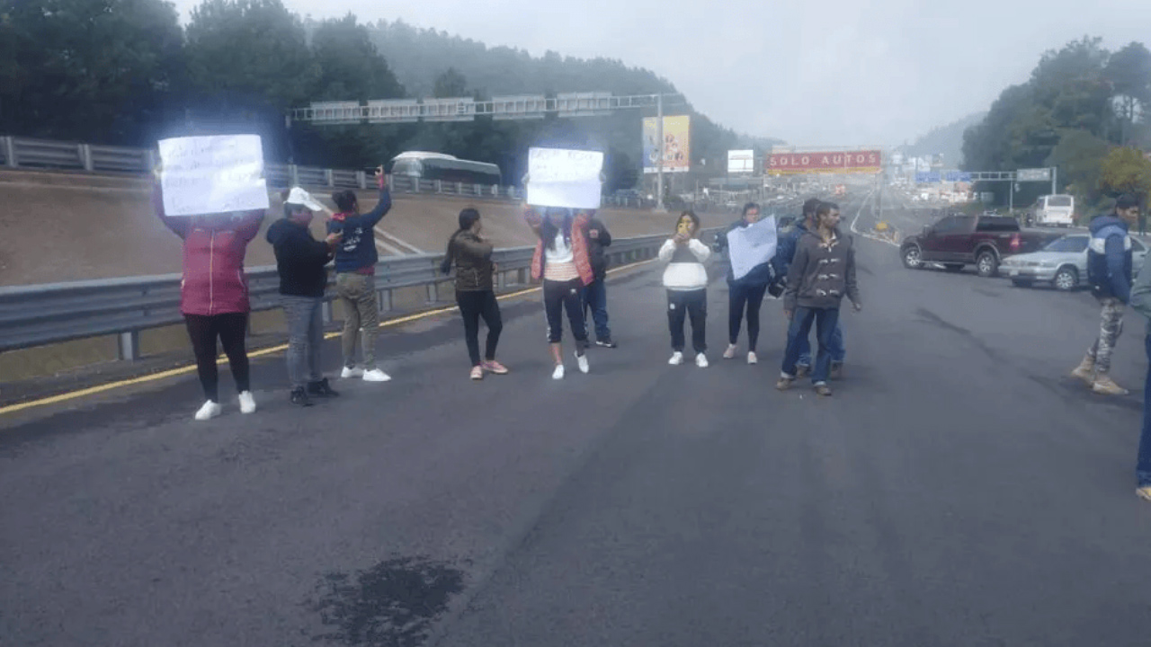 Pobladores de Huixquilucan realizan bloqueo en tramo de la carretera México-Toluca