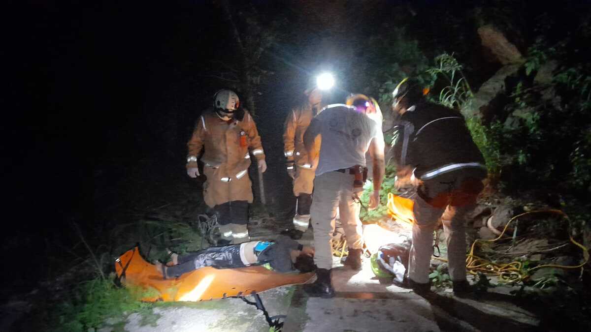 La mujer fue rescatada con un sistema de cuerdas . (Cortesía)