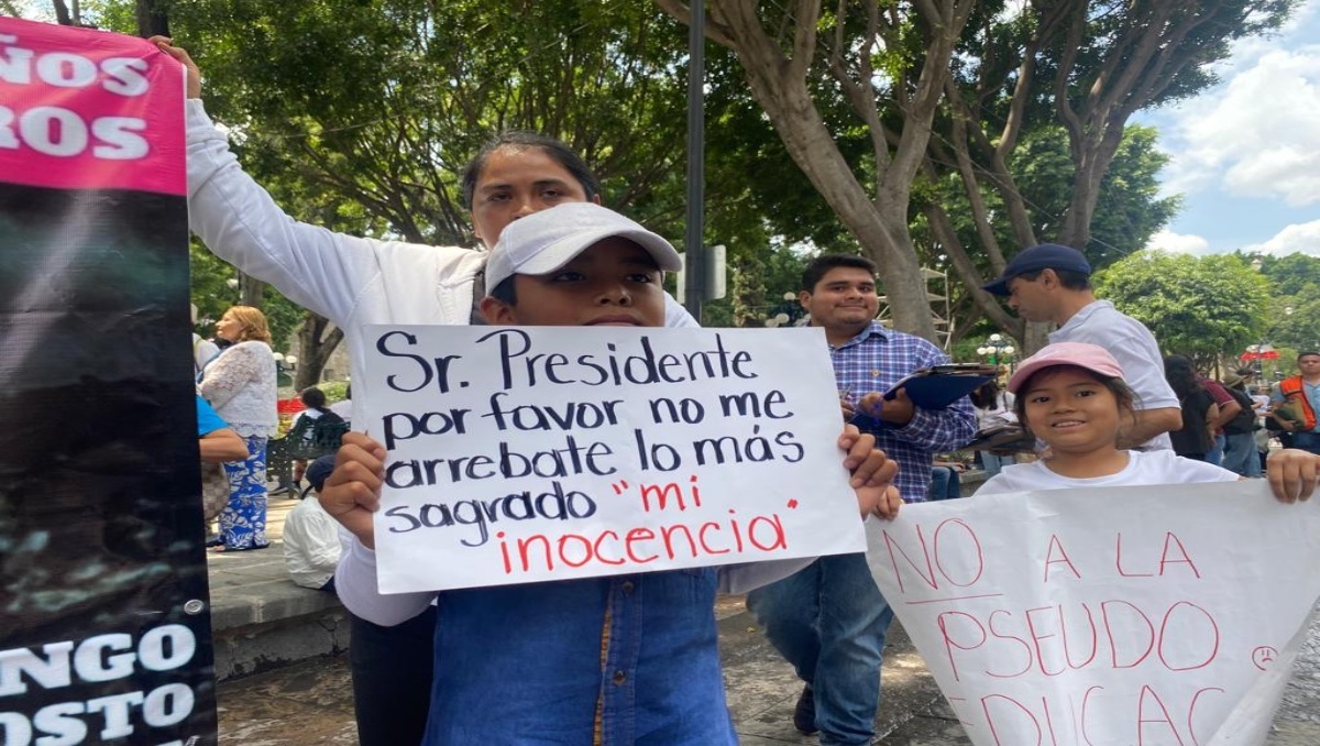 Se manifiestan en contra de distribución de libros de texto en Puebla | Leslie Mora