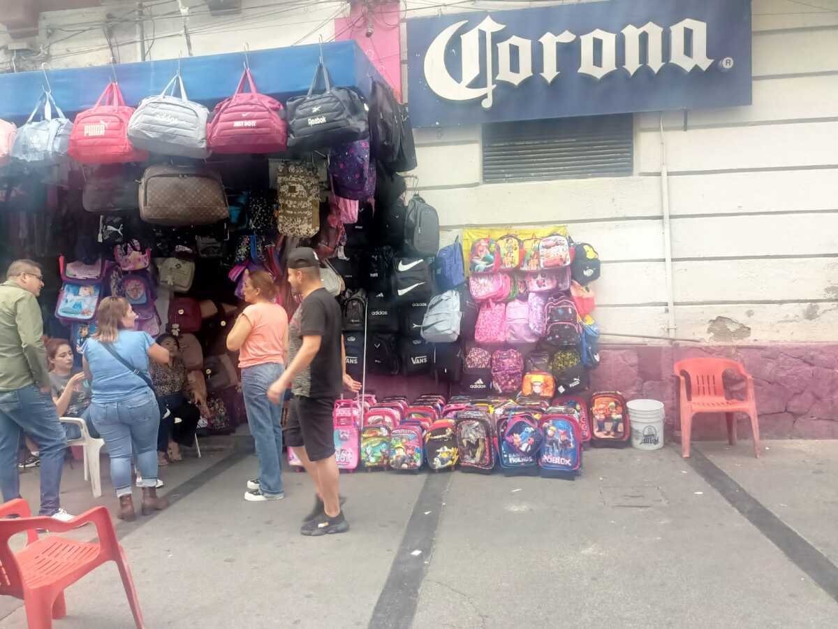 Padres de familia acuden de última hora a comprar mochilas, calzado o útiles escolares en Guadalajara