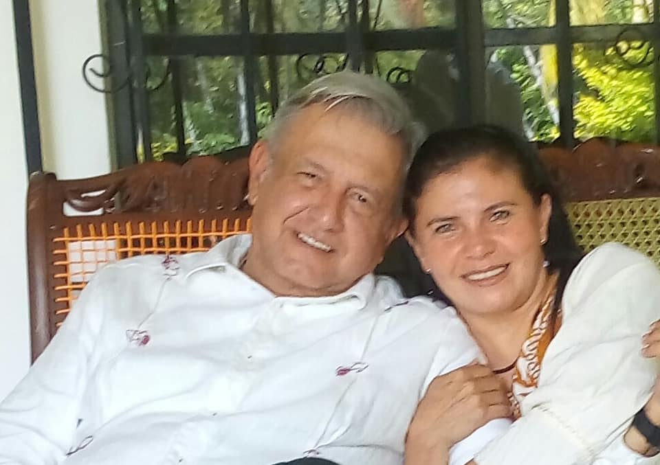 El Presidente y su sobina Manuela del Carmen Obrador Narváez. | Facebook
