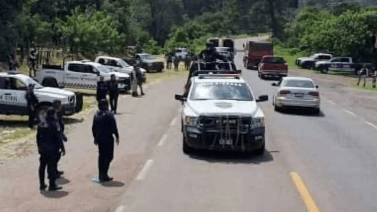 Refuerzan seguridad con fuerzas armadas tras quema de autos y bloqueos en Michoacán
