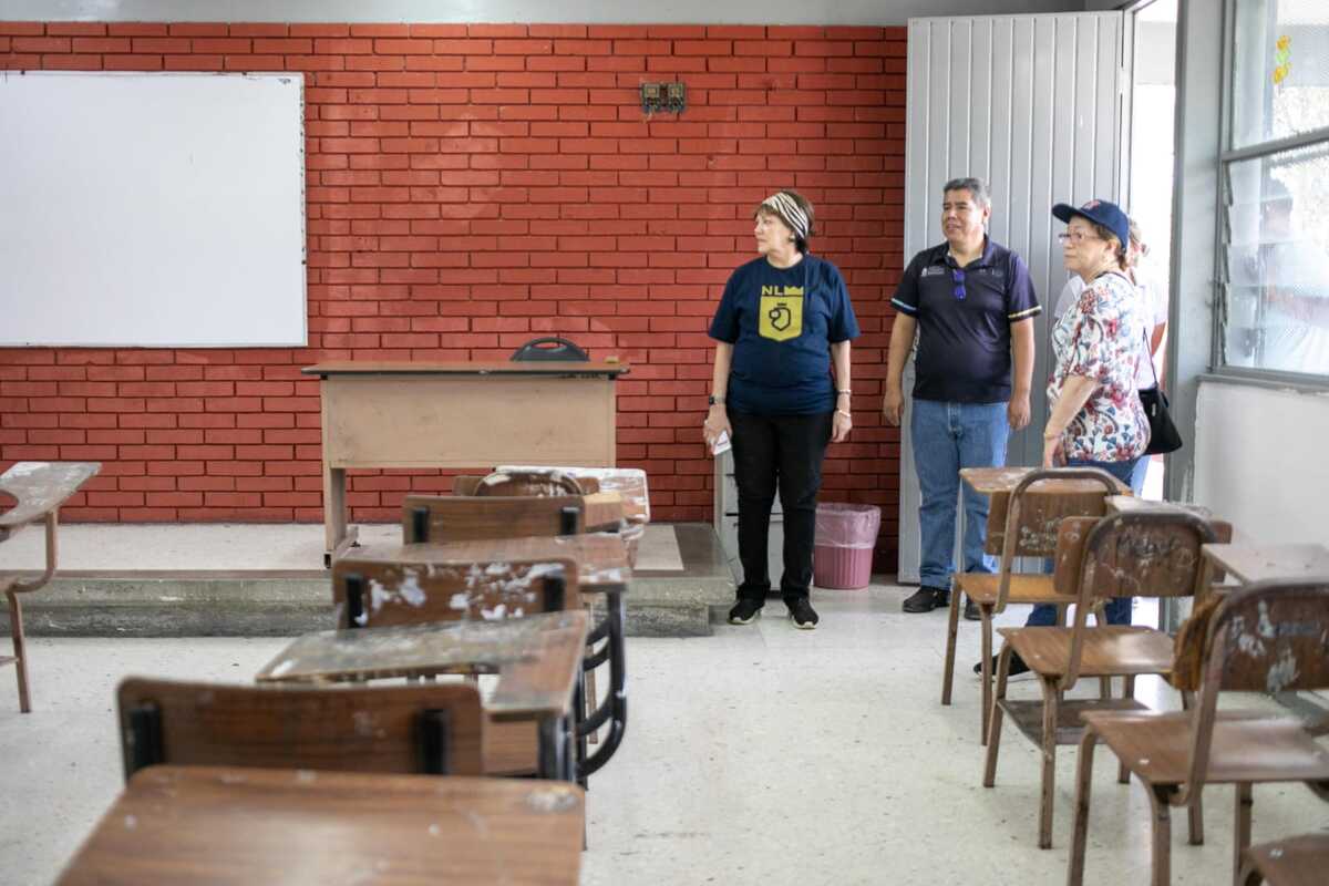 La Secretaría repartió kits de limpieza a escuelas públicas de la entidad. Foto: Especial