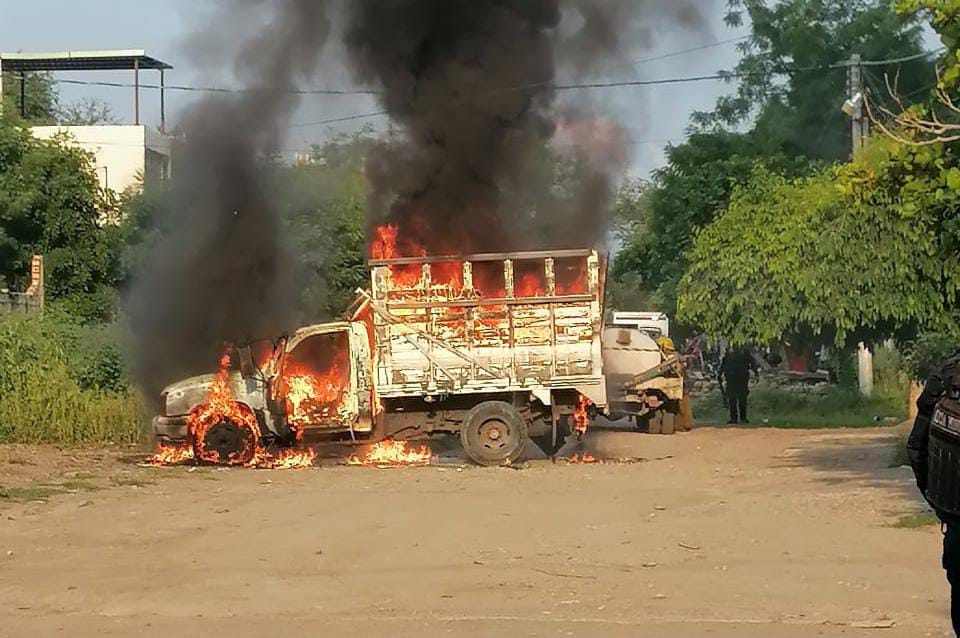 Unidad incendiada en Apatzingán.