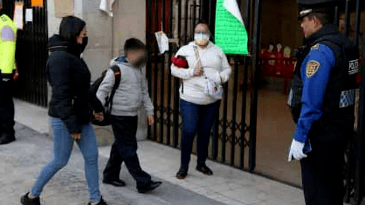 Con aplausos y Rock and Roll, alumnos de primaria comienzan el ciclo escolar en alcaldía Cuauhtémoc