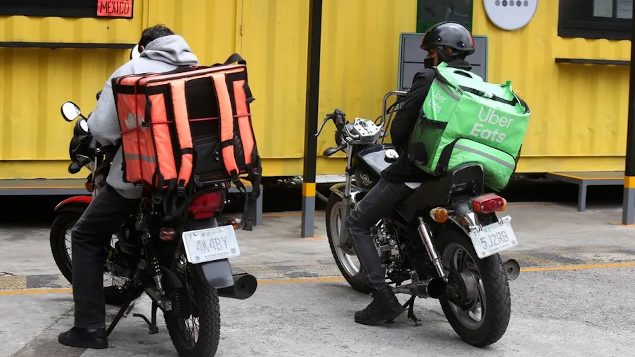 Laboran en condiciones precarias los repartidores de plataformas digitales, advierte Senado