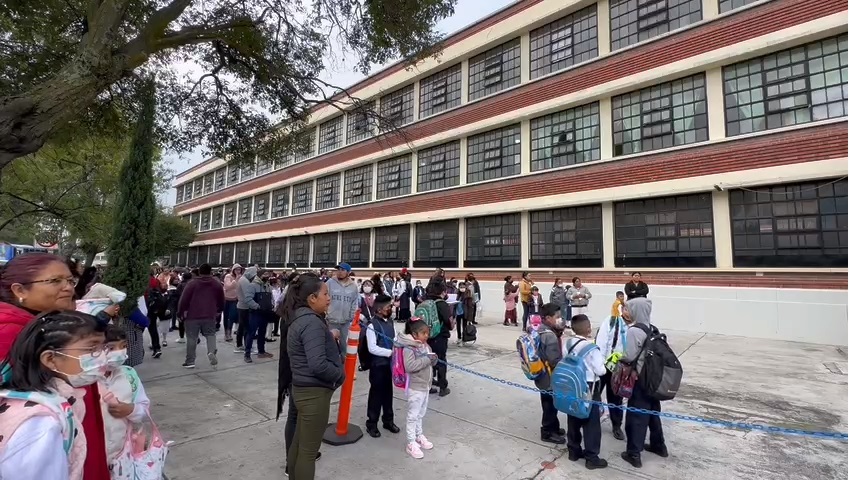Algunos padres de familia insisten que los libros de texto sean revisados. Foto (Mario C.)