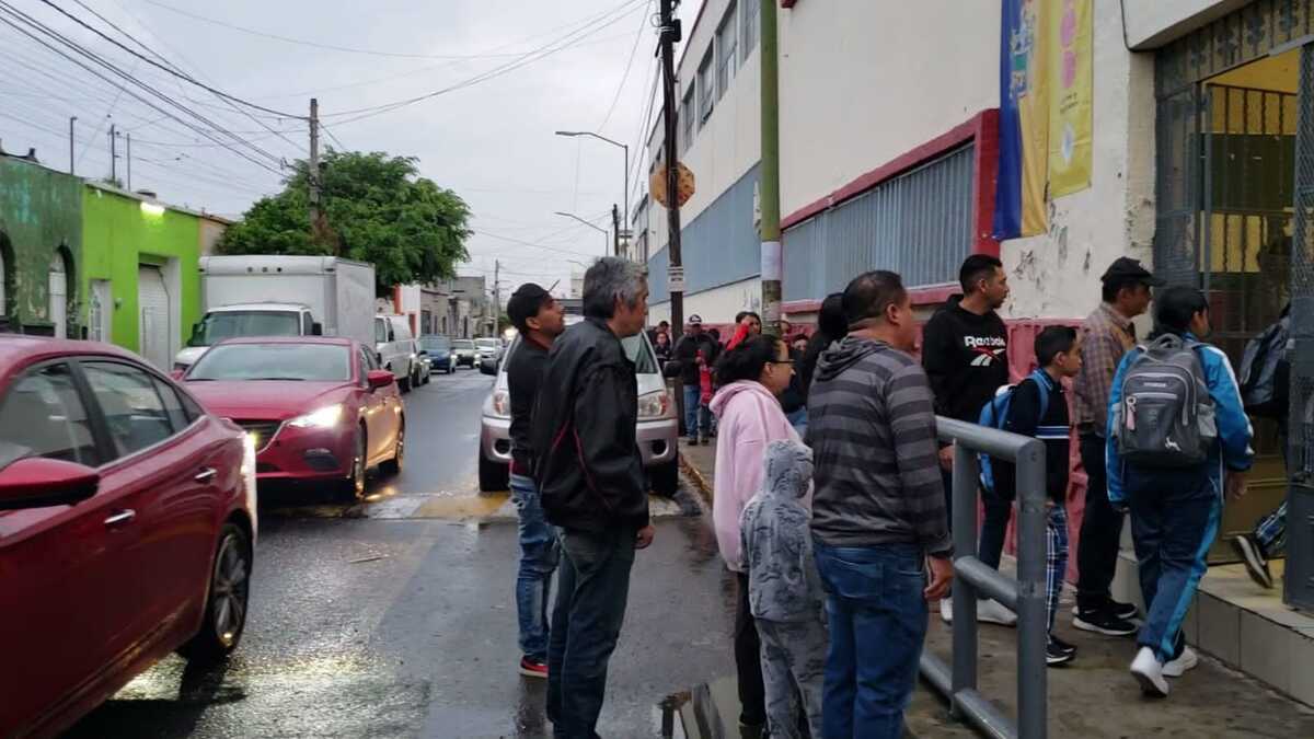 Padres de familia preocupados por la polémica de los libros de texto. (Roberto Hurtado)