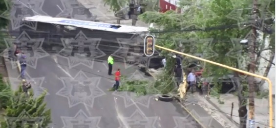 El tráiler aparentemente perdió el control luego de que un autobús de pasajeros impactara levemente. (Especial)