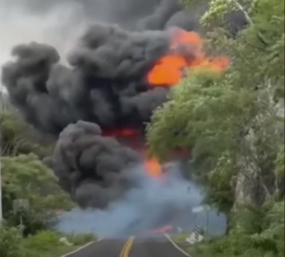 Uno de los vehículos involucrados fue una pipa de combustible. | Especial