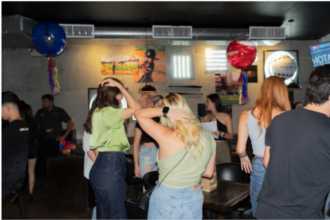 En medio de un ambiente festivo, los asistentes celebraron, con bailes y retos, el cuarto aniversario de la marca en México. (Cortesía)