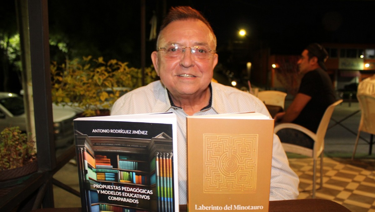 Antonio Rodríguez Jiménez ha publicado más de 60 libros (Enrique Vázquez)