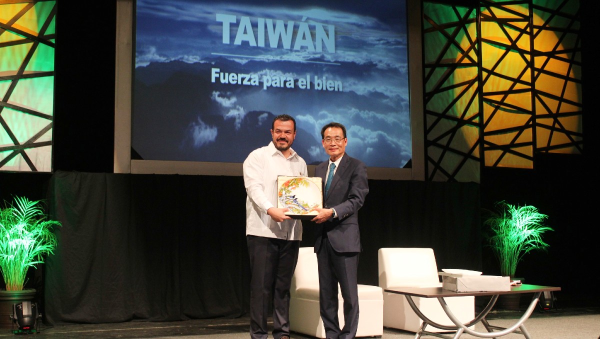 Guillermo Mendoza, rector de la UAT junto a Armando Cheng, embajador de Taiwán en México