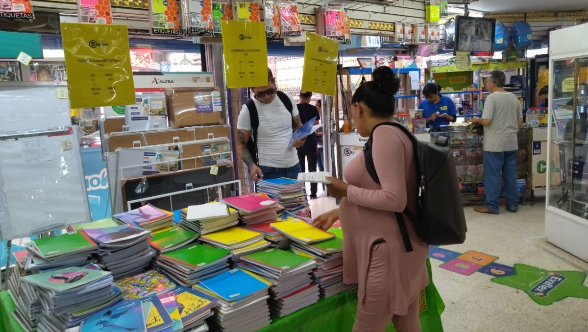 Padres de familia acuden por los útiles restantes a papelerías de Guadalajara (Dalia Rojas)
