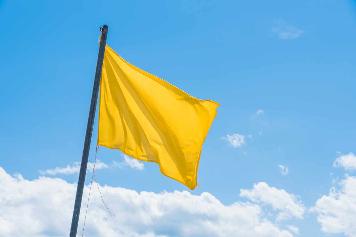 En la playa de  se encontraba a la bandera amarilla como advertencia a los bañistas. (Foto: Freepik).