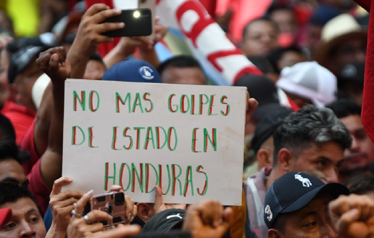 Simpatizantes de Xiomara Castro marchando en Tegucigalpa (AFP)