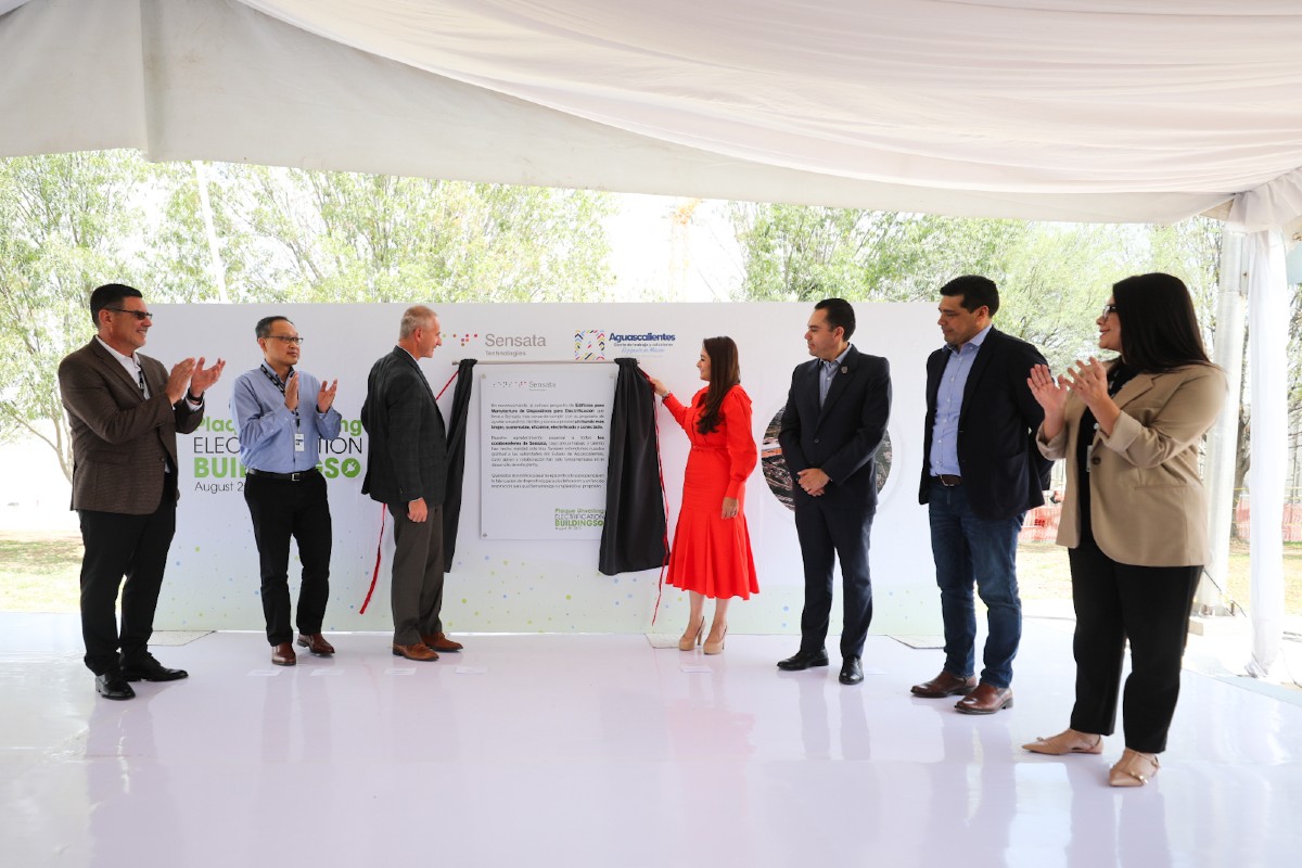 Tere Jiménez devela placa conmemorativa de dos nuevos edificios de la empresa Sensata en Aguascalientes. (Cortesía)