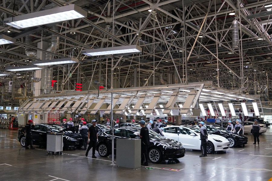 Trabajadores de la gigafábrica de Tesla en Shanghái, al este de China el12 de mayo de 2023. (Xinhua/Ma Ning)