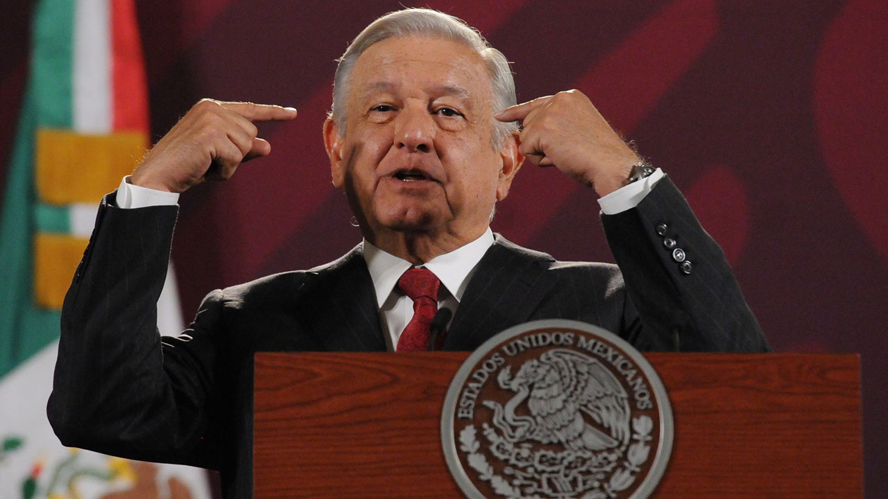 “¡Beatriz, aguanta, el pueblo se levanta!”: AMLO critica que pidan a Paredes declinar por Xóchitl