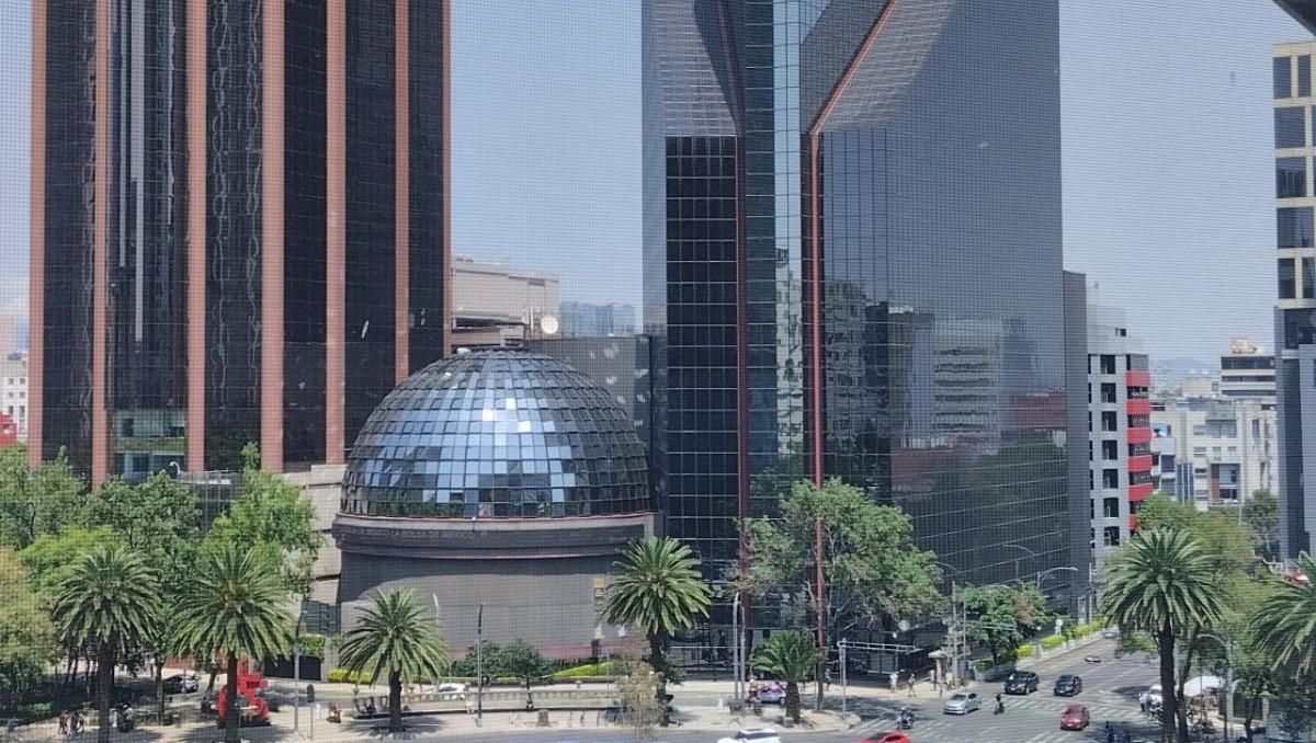 La Bolsa Mexicana de Valores (BMV) se ubica en avenida Reforma, en CdMx. Foto: (Javier Ríos)