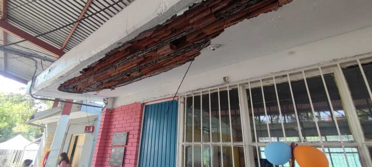 Caen trozos de techo en kínder de San Nicolás