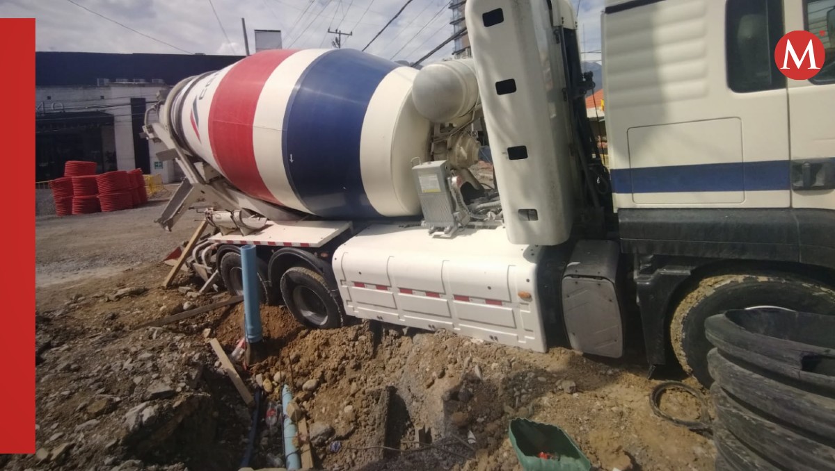 Camión revolvedor de cemento queda atascado en zanja | Foto: Sandra González