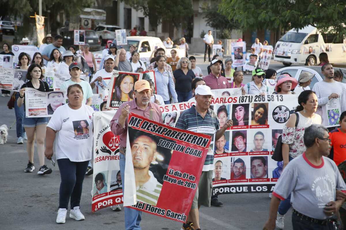 Colectivos de búsqueda de desaparecidos marchan en Torreón. | Roberto Amaya
