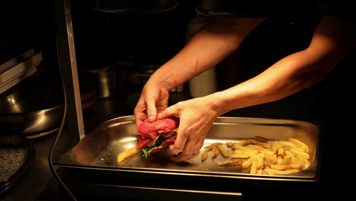 En su defensa, el restaurante dijo que no está obligado a vender productos idénticos a los de la publicidad difundida en medios. | Reuters