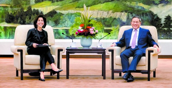 La enviada de Biden y el primer ministro chino, Li Qiang. ANDY WONG/AP
