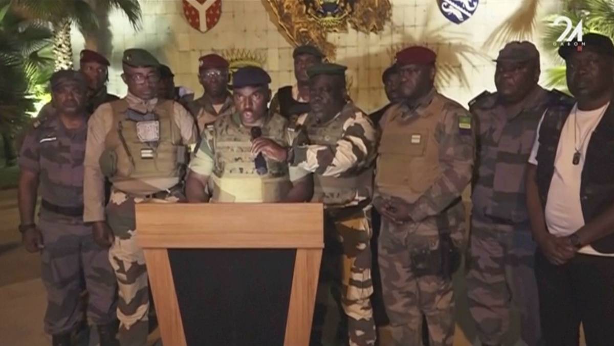Un grupo de militares comunicó a través de la televisión el golpe asestado | AP