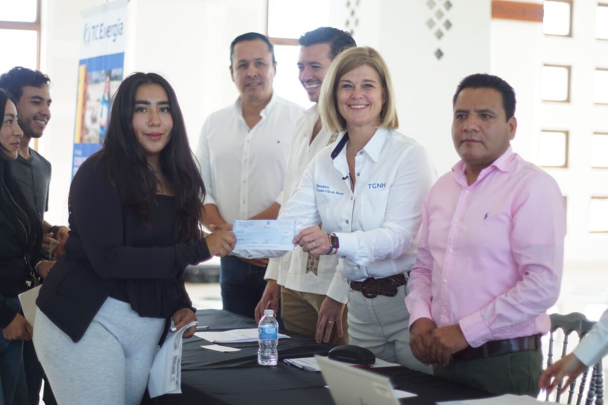 Jennifer Pierce, presidenta de la compañía, en la entrega de becas a hidalguenses. (Cortesía)