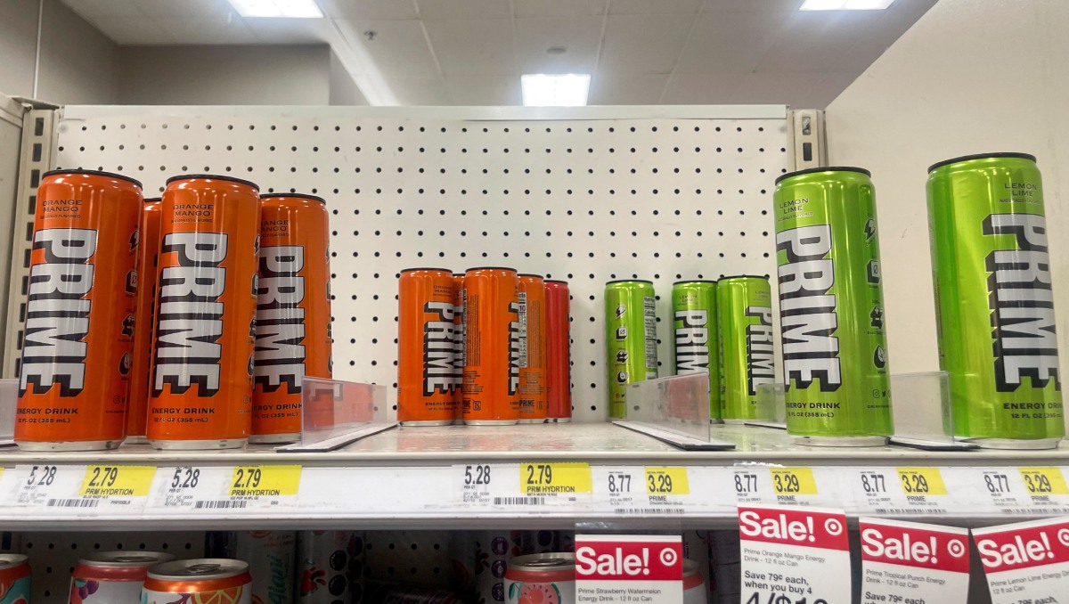 Latas de bebidas energéticas Prime en un estante en Target en Brooklyn, Nueva York. Foto: (Reuters)