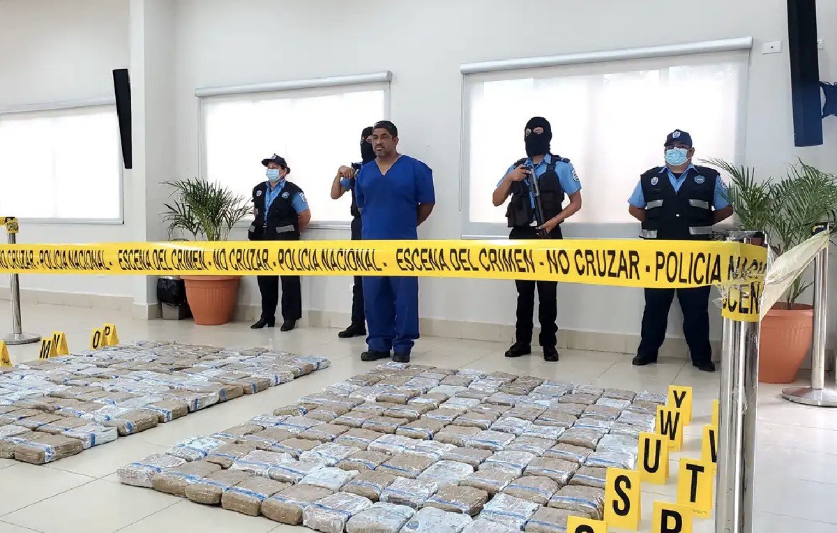 Nelson Orlando Escobar Andrade junto a las anfetaminas decomisadas (Foto: Policía Nacional de Nicaragua)