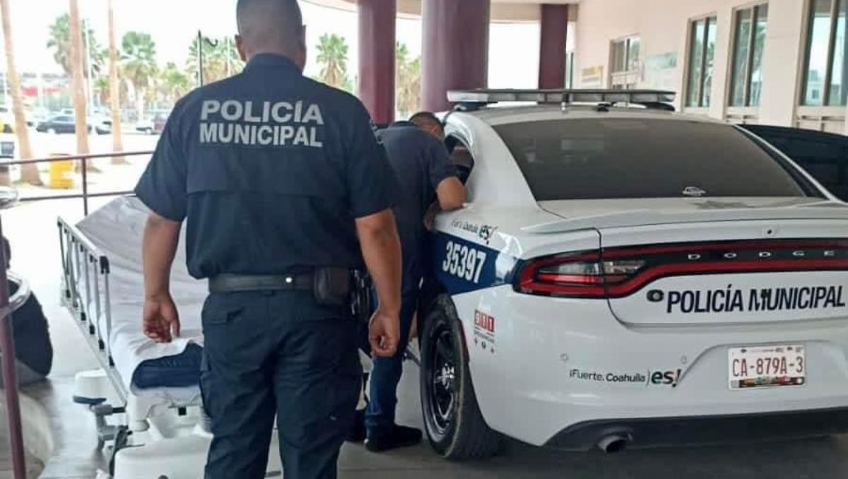 Policía Municipal Torreón ayuda a mujer embarazada.