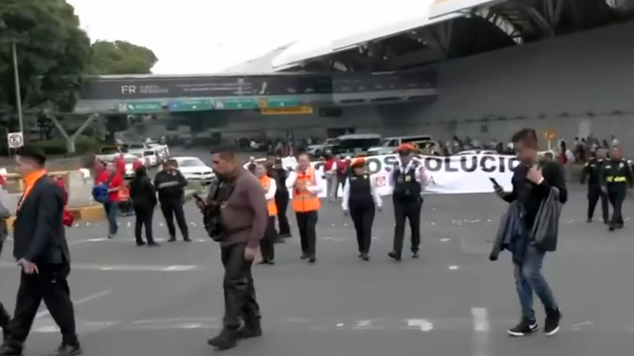 Ahorradores de Ficrea bloquean la Terminal 1 del AICM, piden apoyo del Gobierno Federal