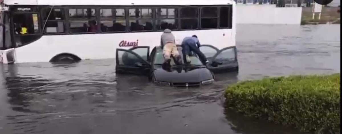 Algunos autos quedaron varados en avenidas principales. (Mellissa López)