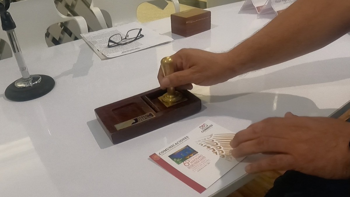 Durante la ceremonia, asistentes pudieron adquirir una estampilla que fue cancelada con un sello elaborado ex profeso para la ocasión (Enrique Vázquez