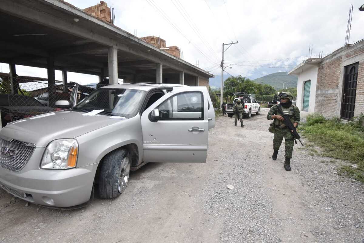 Durante el operativo se aseguraron vehículos blindados. | Especial