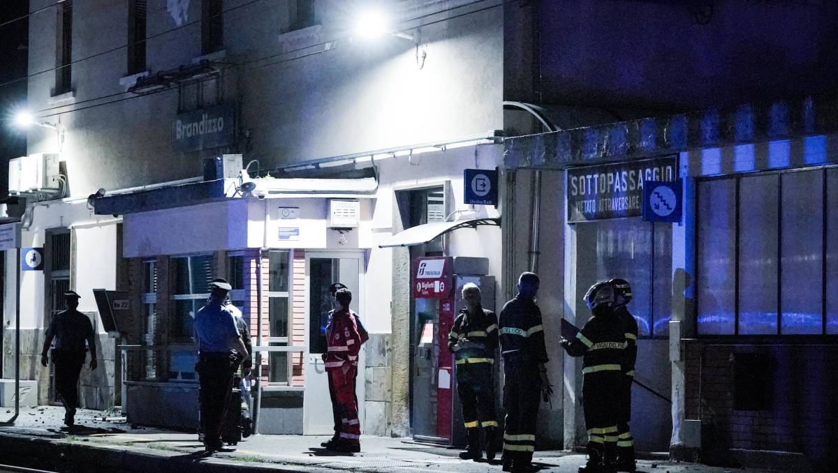 Personal de rescate a las afueras de la estación | AFP