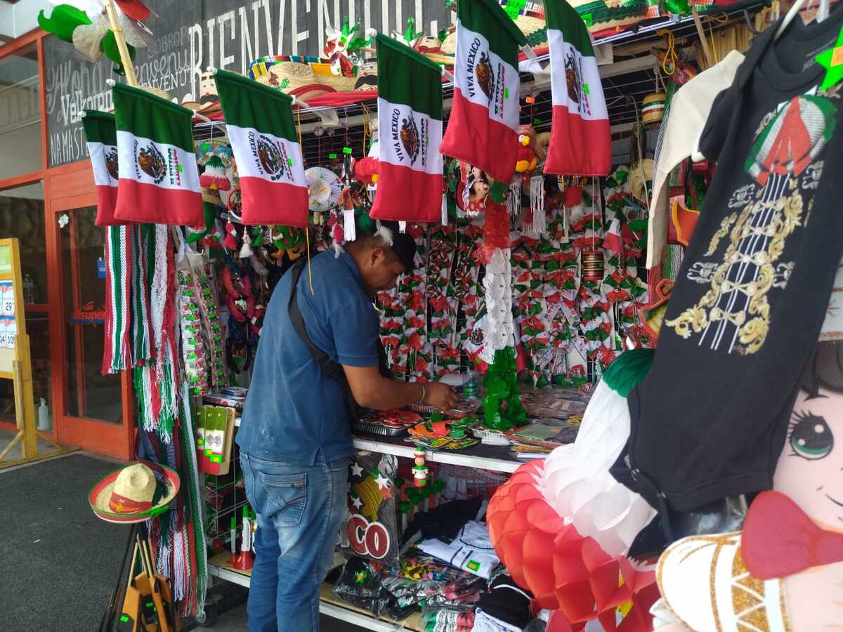 Presencia de carritos con artículos patrios. (Cecilia Aguilar)