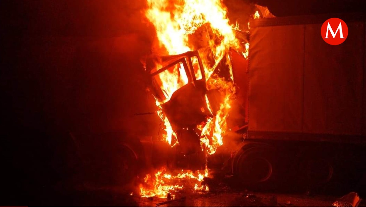 Trailero muere prensado durante incendio por  choque en el Arco Norte | Especial