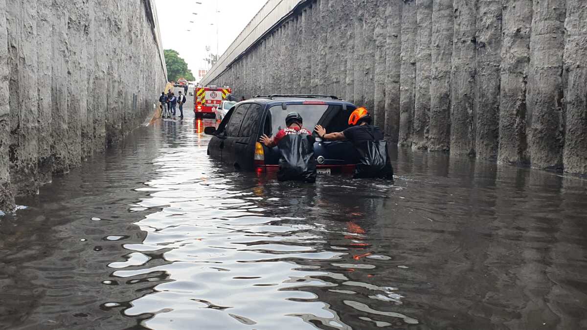 Comerciante pierde su mercancía tras quedarse atrapado en medio de una inundación en Zapopan (Juan Carlos Munguía)