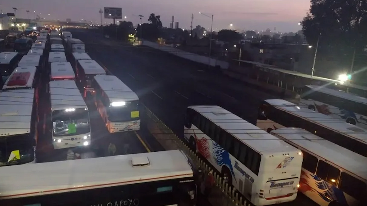 Continúa bloqueada la autopista México-Pachuca, exigen alto a robos y extorsiones