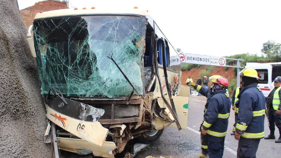 Nueve personas resultaron heridas tras el choque de un autobús en camino a Valle de Bravo