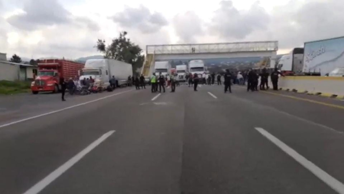 Fin de semana arranca con bloqueo de la autopista México-Puebla | Especial