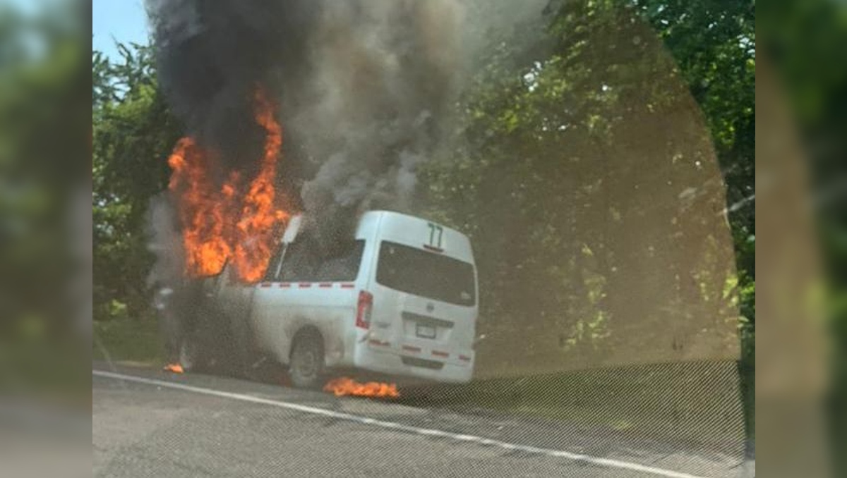 El vehículo fue incendiado por un grupo de hombres armados. | Especial