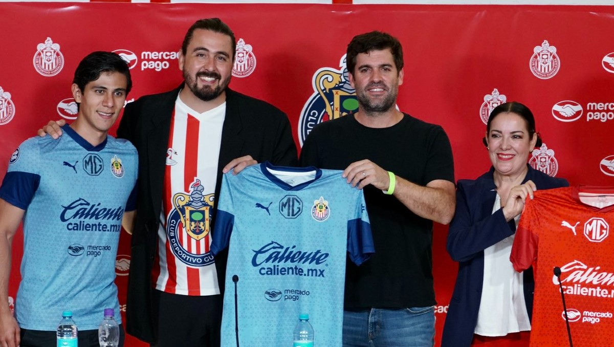 Amaury Vergara quiere que nuevo patrocinador de Chivas ayude a evolucionar (Twitter @Chivas)