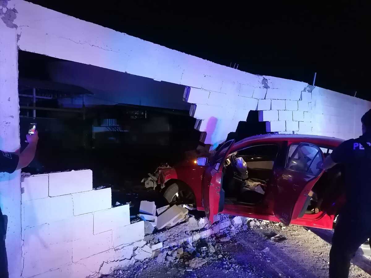 El auto chocó contra la barda del Centro de Rehabilitación de Educación Especial. (Especial)