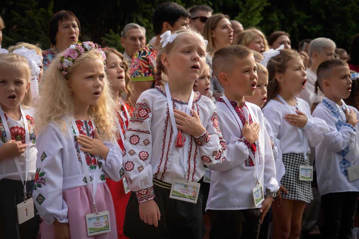 Ucrania inaugura nuevo ciclo escolar sin multitudes. (Foto: AP).